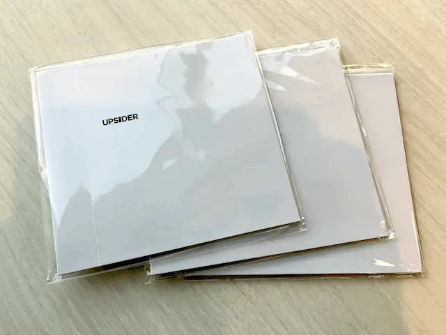 UPSIDERのリアルカードのパッケージ