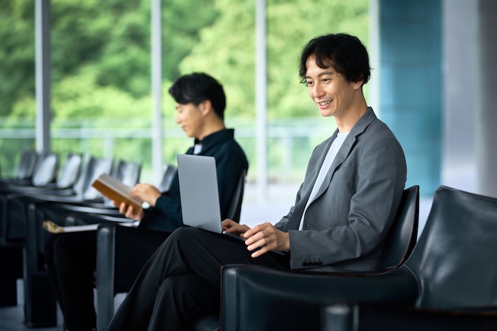 空港ラウンジサービスを利用している男性